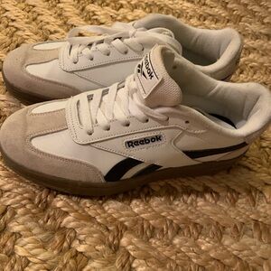 Reebok sneakers 7.5, like new!